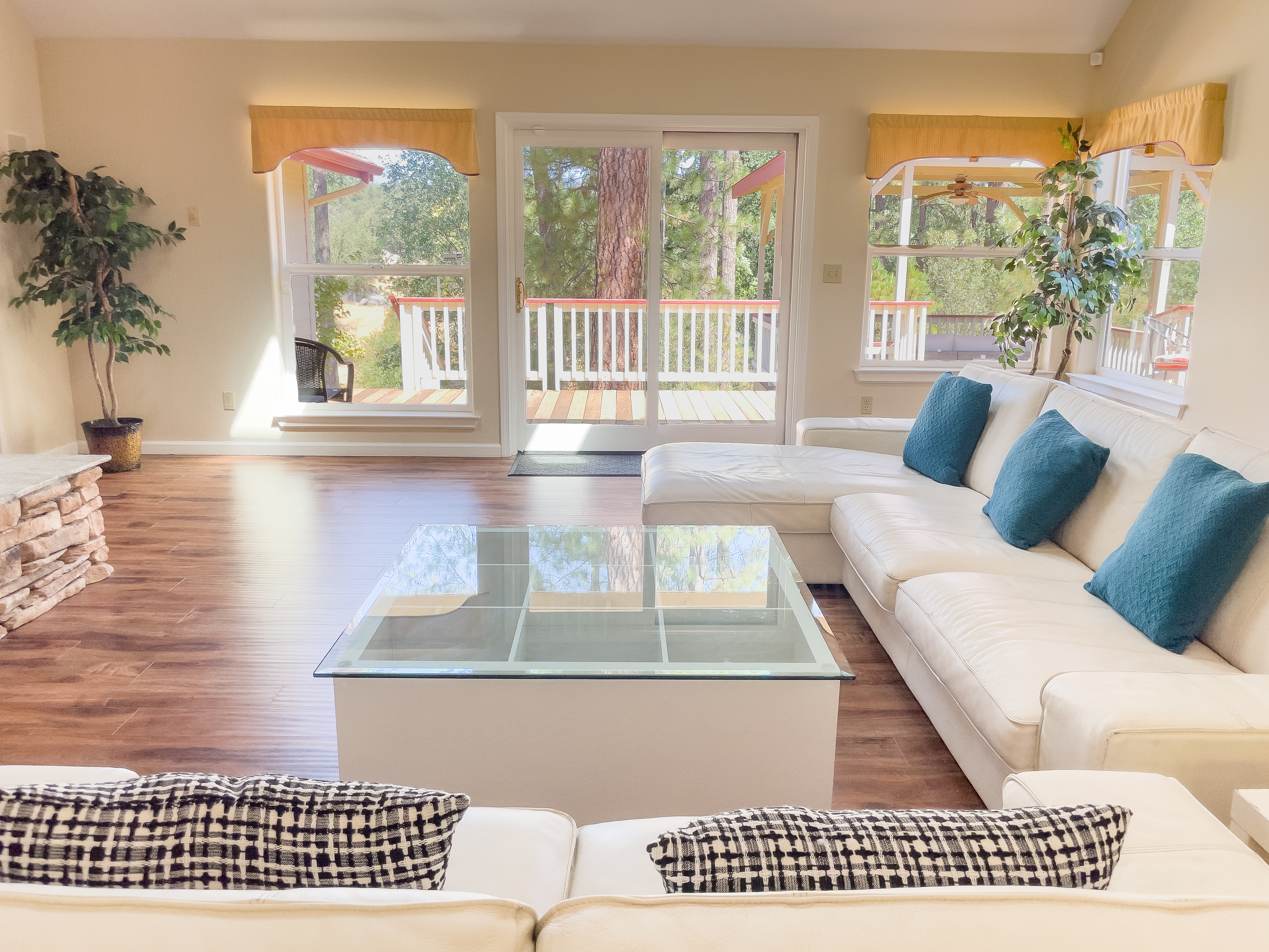 Living room at Oakhurst Home with panoramic windows